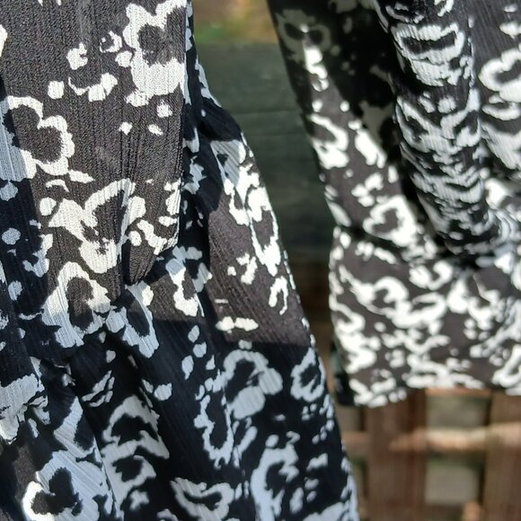 'Ditsey' Black & White Chiffon Floral Flowy &  Long Wrist Ruffles  Midi Sz M - Picture 5 of 12
